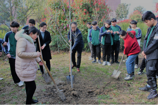 安徽阜南技校發(fā)動學(xué)生植樹護(hù)綠，主動做綠色文明守護(hù)者