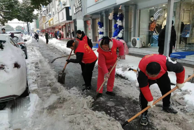 大雪無(wú)情人有情 ，志愿者播灑人間愛(ài)