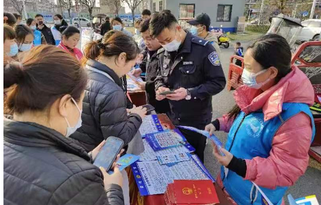 安徽省阜南縣曾老莊社區(qū)聯(lián)合多部門 對居民開展預(yù)防電信詐騙宣傳教育活動