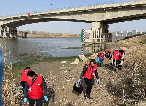 界首市新聯(lián)會志愿者     沙潁河公園撿拾垃圾