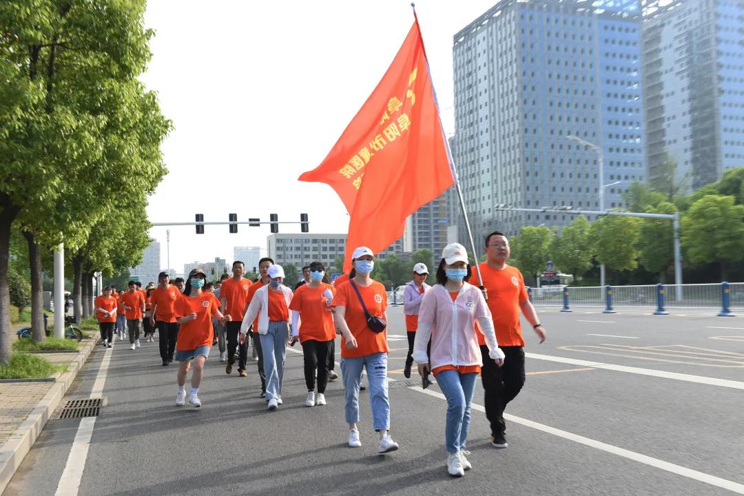 安徽阜陽市婦女兒童醫(yī)院開展“學(xué)黨史 緬懷先烈 永遠(yuǎn)跟黨走”徒步活動(dòng)