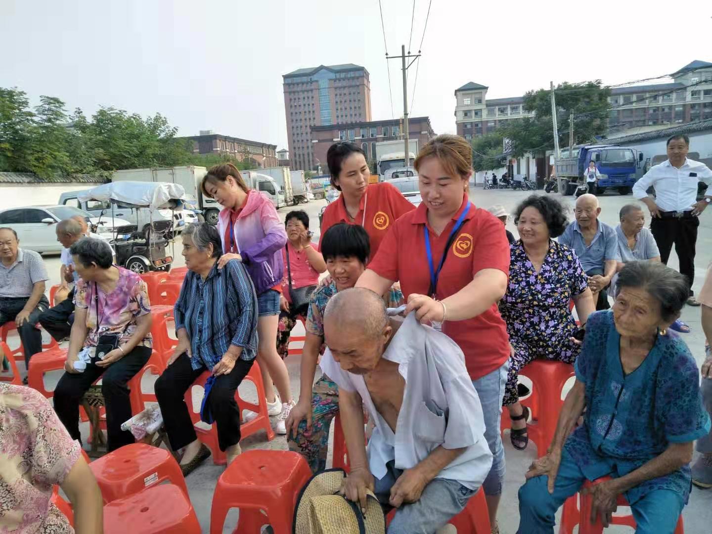 幸福苑小區(qū)舉行慶祝中華人民共和國成立七十周年獻愛心活動