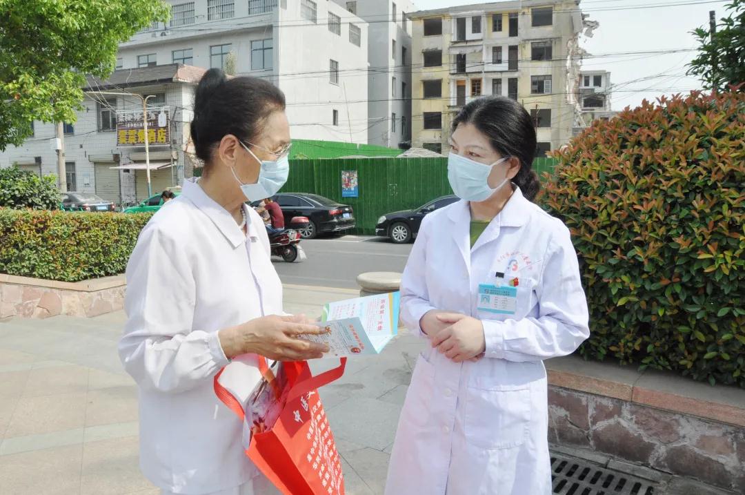 世界無煙日|安徽阜陽市婦女兒童醫(yī)院走進鼓樓廣場開展宣傳活動