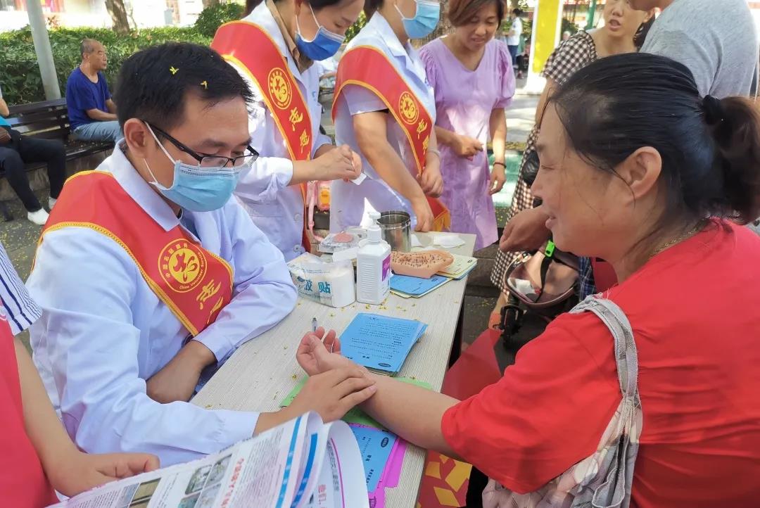 安徽省阜陽市婦女兒童醫(yī)院開展“中醫(yī)藥在你身邊”宣傳義診活動(dòng)