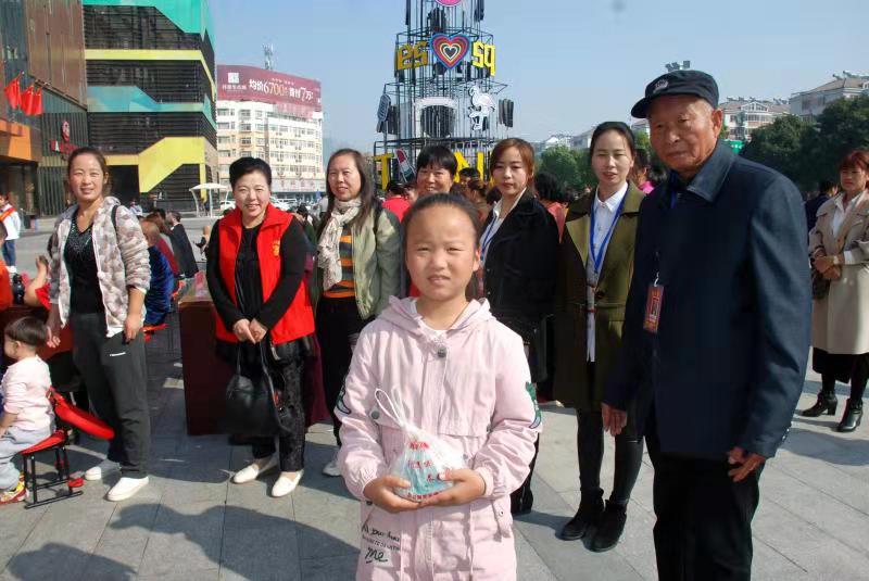 人小愛心大  ---記潁東區(qū)東盛路小學(xué)五二班李雨鑫捐款之事