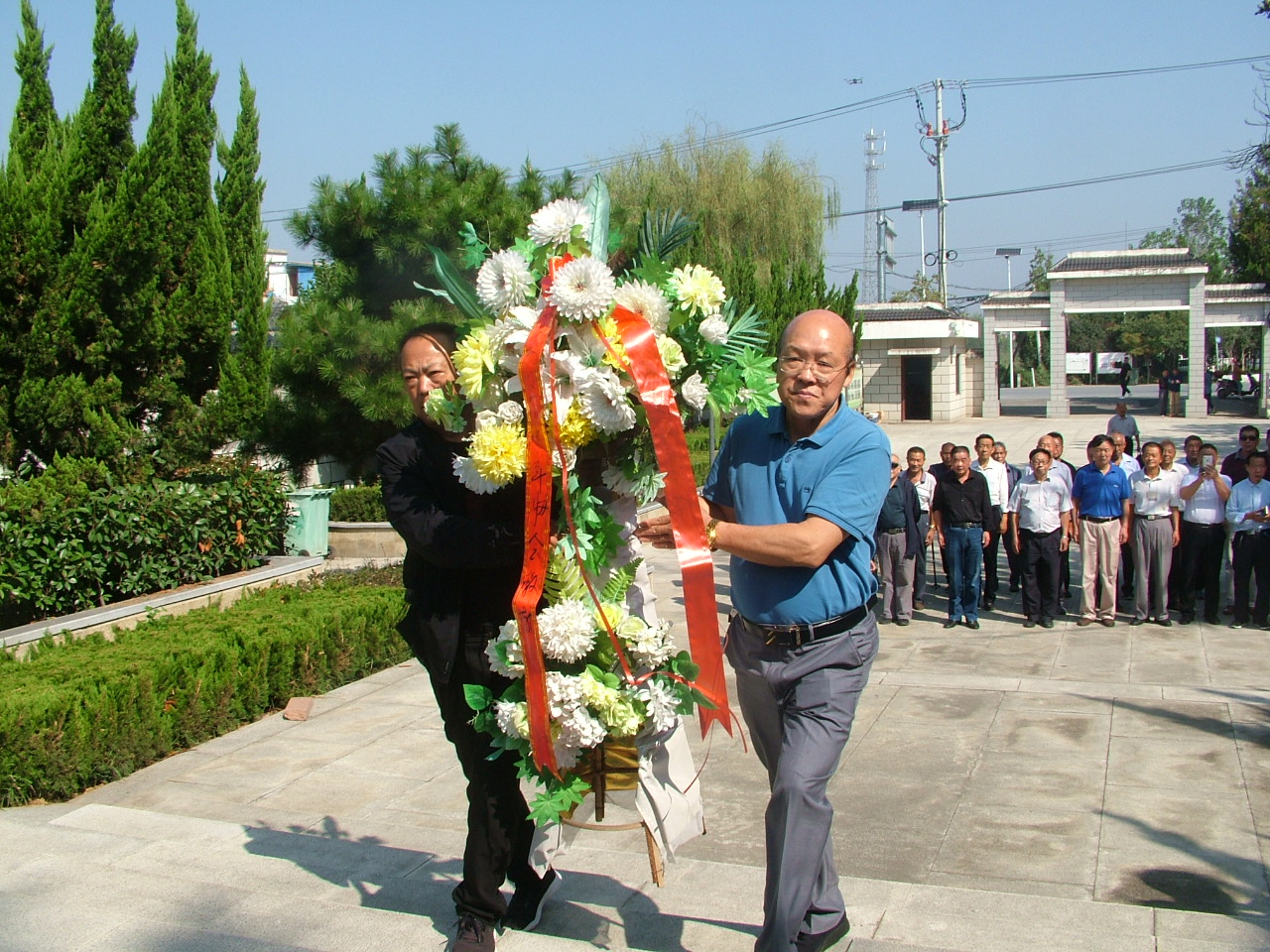 弘揚(yáng)民族精神，繼承先烈意志——安徽阜陽(yáng)市潁東區(qū)老年協(xié)會(huì)組織參觀臨泉紅色教育基地